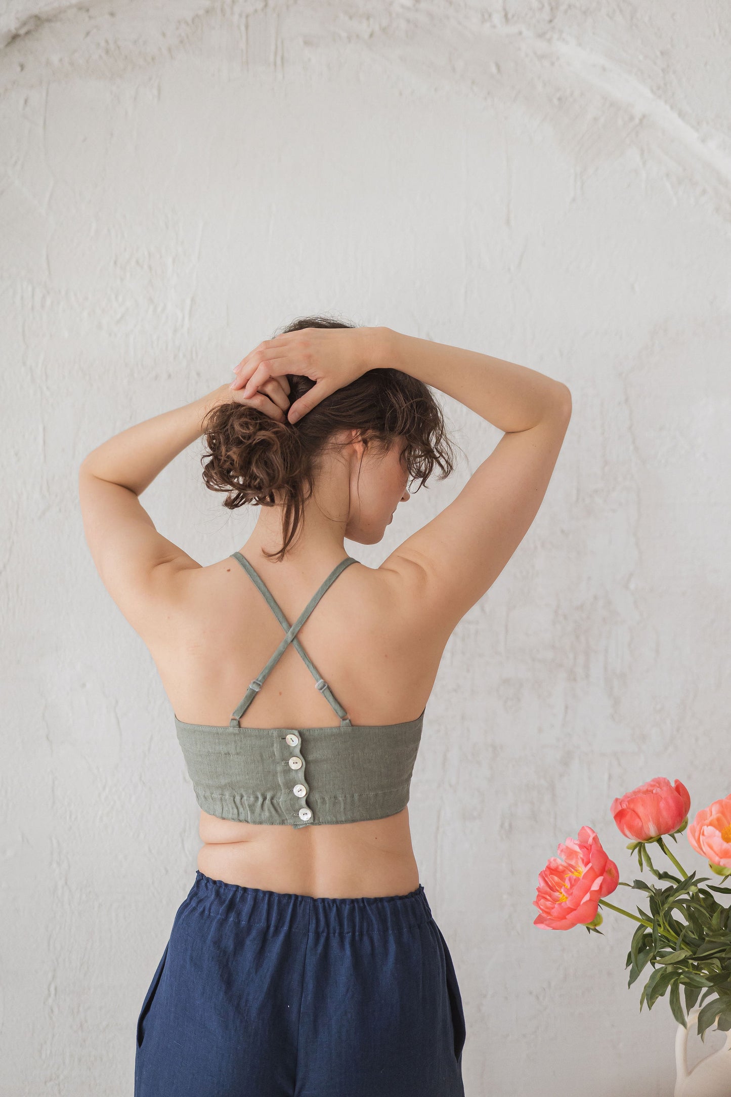 Linen crop top-bustier with crossed straps and fastening with buttons in back   
